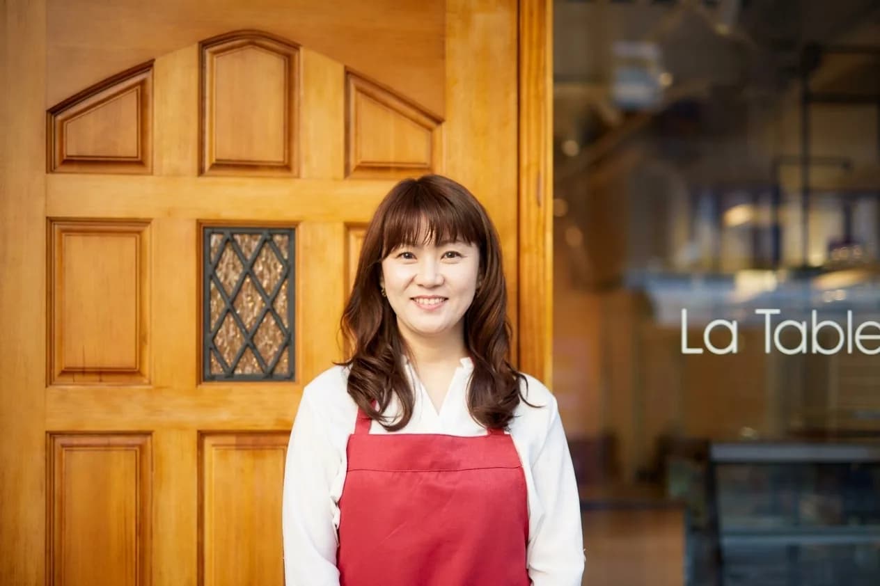 La Table の入口に立つ慶元まさ美